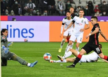 فرانكفورت يعمق جراح غلادباخ في الدوري الألماني