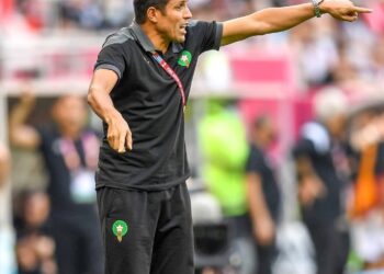 مكالمات هاتفية تزعج  مدرب المنتخب الوطني بقطر