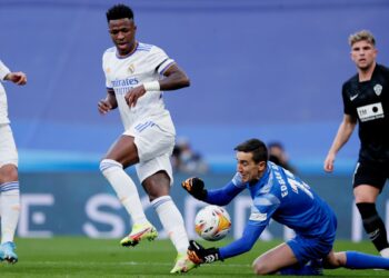 الليغا: ريال مدريد يعود من بعيد ويخرج بتعادل صعب مع إلتشي
