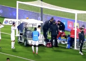 فيديو… سقوط مفاجئ لمدافع الوكرة فى أرض الملعب يثير الرعب بالدورى القطرى