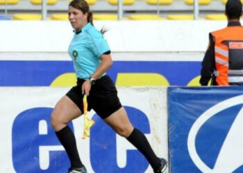 التحكيم المغربي يتألق بالكاميرون وفتيحة الجرمومي تدخل تاريخ كأس إفريقيا
