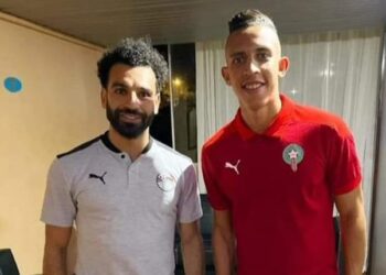 منتخب مصر يحل بفندق المنتخب المغربي و رحيمي يلتقط صورة مع محمد صلاح
