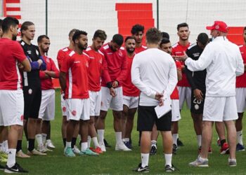 تقديم المشرف العام الجديد للوداد إلى اللاعبين والطاقم التقني