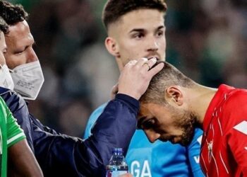توقف قمة الأندلس بعد اصطدام مقذوف برأس لاعب إشبيلية