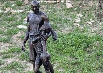 وضع تمثال برايانت وابنته في موقع وفاتهما