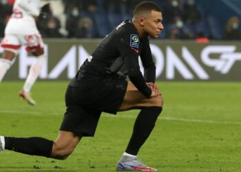 مبابي يقود سان جيرمان المتصدر للتغلب على بريست بهدفين