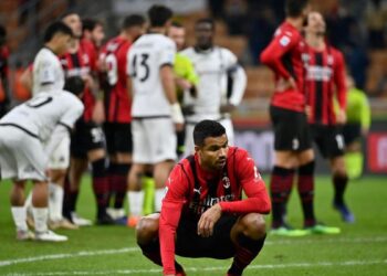 ميلان يسقط على أرضه أمام سبيزيا ويهدر فرصة تصدر الدوري الإيطالي