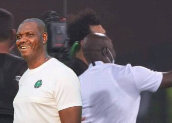 في لقطة مثيرة… منتخب نيجيريا يلتقط “سيلفي” مع محمد صلاح