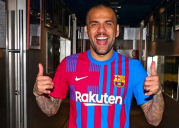 برشلونة يعلن تسجيل داني ألفيس في رابطة الدوري الإسباني