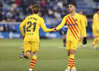 دي يونغ يقود برشلونة للفوز على ألافيس في الليغا