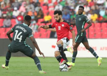 بعد الخسارة أمام نيجيريا…محمد صلاح يستعد لمغادرة معسكر مصر