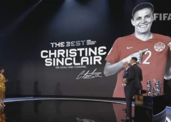 “فيفا” يكرم الكندية باعتبارها الأكثر تسجيلا للأهداف على مستوى النساء والرجال