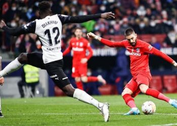 أتلتيكو مدريد يحقق ريمونتادا قوية أمام فالنسيا في “الليغا”