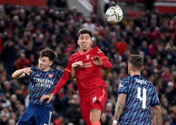 أرسنال يتعادل مع مضيفه ليفربول ويقترب من نهائي كأس الرابطة