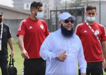 راقي جزائري يصل للكاميرون لرقية لاعبي محاربي الصحراء قبل مواجهة كوت يفوار  