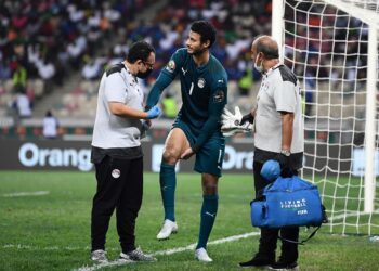 طبيب “الفراعنة” يكشف مدى خطورة إصابة الشناوي وفتحي