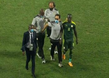 ماني يطمئن الجماهير بعد نقله إلى المستشفى