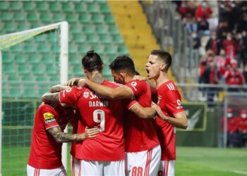بنفيكا يتعادل بصعوبة مع أياكس في ذهاب ثمن نهائي دوري الأبطال