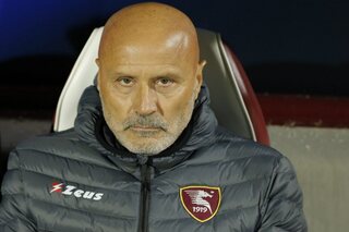 ساليرنيتانا الإيطالي يقيل مدربه كولانتونو لسوء النتائج