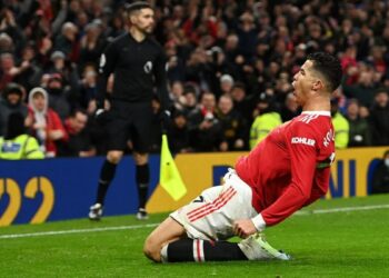 رونالدو وفرنانديز يعيدان مانشستر يونايتد لطريق الانتصارات بالدوري الإنجليزي
