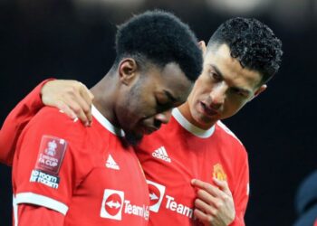 رونالدو متهم بالبصق على زميله في مانشستر يونايتد