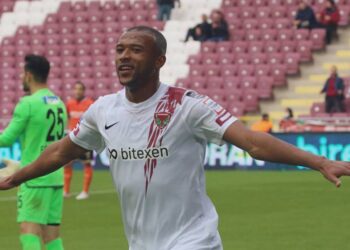 الكعبي يسجل”الهاتريك” ويتصدر قائمة هدافي الدوري التركي