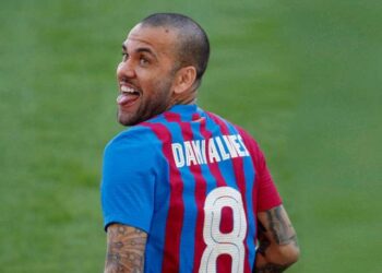 إيقاف مدافع برشلونة داني ألفيش