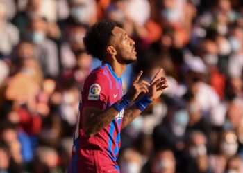 أوباميانغ يقود برشلونة لاكتساح فالنسيا في “الليغا”