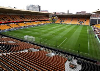 إنجلترا تواجه إيطاليا في ملعب مولينو