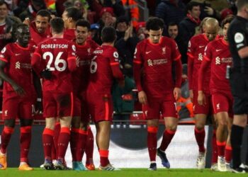 ليفربول يكتسح ليدز ويضيق الخناق على مان سيتي
