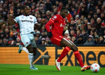 ليفربول يعبر ويستهام ويواصل مطاردته لمانشستر سيتي