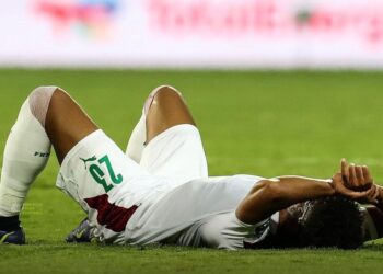 لاعبو المنتخب المغربي يساندون ويرفعون معنويات مايي بعد تضييع ضربة جزاء
