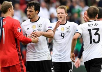 نوير: أتمنى الاستمرار مع المنتخب الألماني طالما كنت قادرا على المساعدة