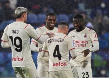 ميلان يعبر كالياري ويستمر في صدارة الدوري الإيطالي