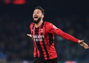 ميلان يفوز على مضيفه نابولي ويعتلي صدارة الدوري الإيطالي