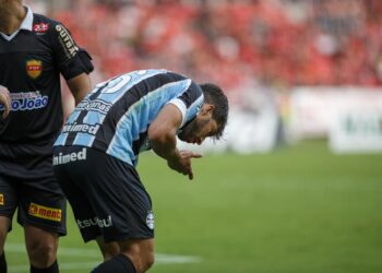 إصابة لوكاس سيلفا بهاتف محمول في “ديربي” برازيلي