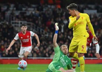 ليفربول يهزم أرسنال ويضيق الخناق على مانشستر سيتي