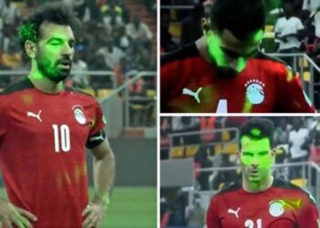 “فيفا” يدرس تقارير مباراة مصر والسنغال بسبب “الليزر”