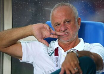 مدرب المنتخب الأسترالي يعتذر عن خرق قواعد العزل الصحي