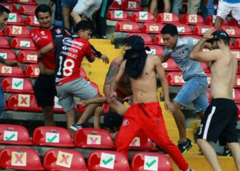 حظر الجماهير الزائرة بعد اشتباكات دامية في الدوري المكسيكي