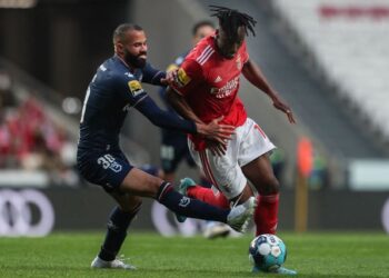 بنفيكا ينفض غبار الهزيمة الأوروبية بالفوز على بيلينينسيش في الدوري البرتغالي