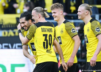 دورتموند يسحق فولفسبورغ بسداسية ويقلص الفارق مع بايرن المتصدر