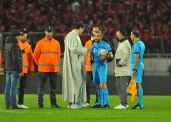 الجامعة توقف أيت منا بعد اقتحامه أرضية الملعب أمام الوداد
