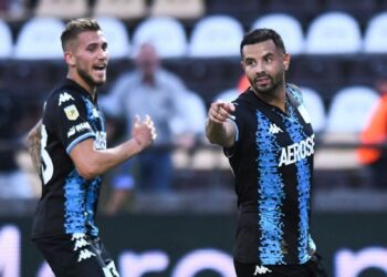 راسينغ وإستوديانتس يتربعان على عرش الدوري الأرجنتيني