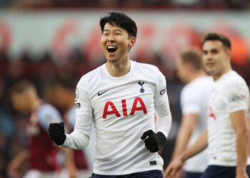 الدوري الإنجليزي: توتنهام يسحق أستون فيلا برباعية وليدز يواصل انتفاضته