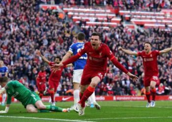 ليفربول يفوز على إيفرتون بثنائية نظيفة ويواصل مطاردة مانشستر سيتي