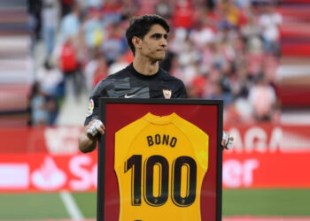 تكريم ياسين بونو بعد وصوله للمباراة رقم 100 مع أشبيلية