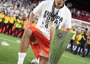 خليلوزيتش يهنئ برقوق بعد تتويجه بلقب “يوروبا ليغ”