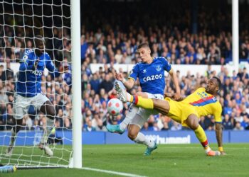 إيفرتون يضمن بقائه في الدوري الإنجليزي الممتاز بفوز مثير على كريستال بالاس
