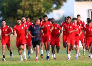 الوداد الرياضي يجري أول حصة تدريبية في ملعب كاريثي بأنغولا